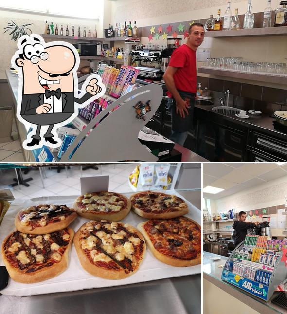 La foto di interni e pizza da La Delizia Bar Pan Caffè