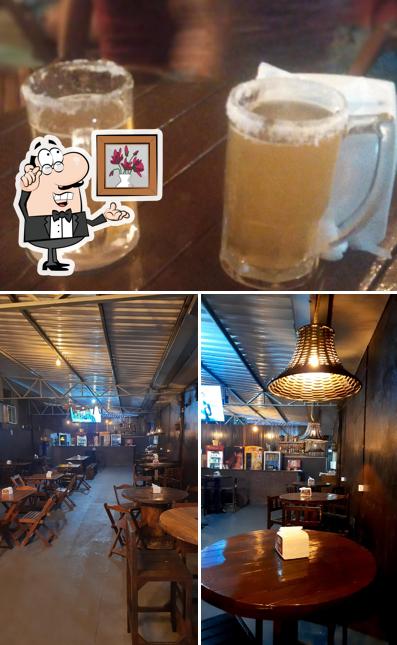 Confira a imagem apresentando interior e cerveja no Boteco Do Embaixador