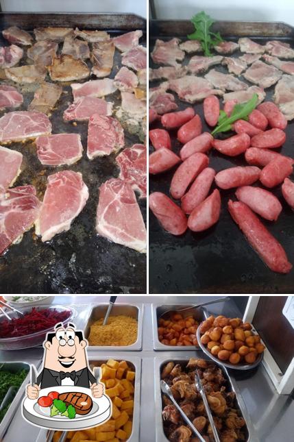 Refeições de carne são oferecidos no Restaurante Sabor Da Casa