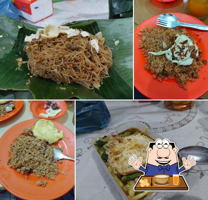 Food at Nasi Goreng Komdak (கொம்டாக் ஃபிரைடு ரைஸ்)