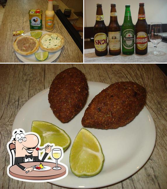 A comida e cerveja do restaurante