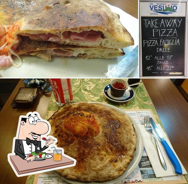 La foto della cibo e lavagna di Pizzeria Vesuvio da Antonio - Pizza Verace