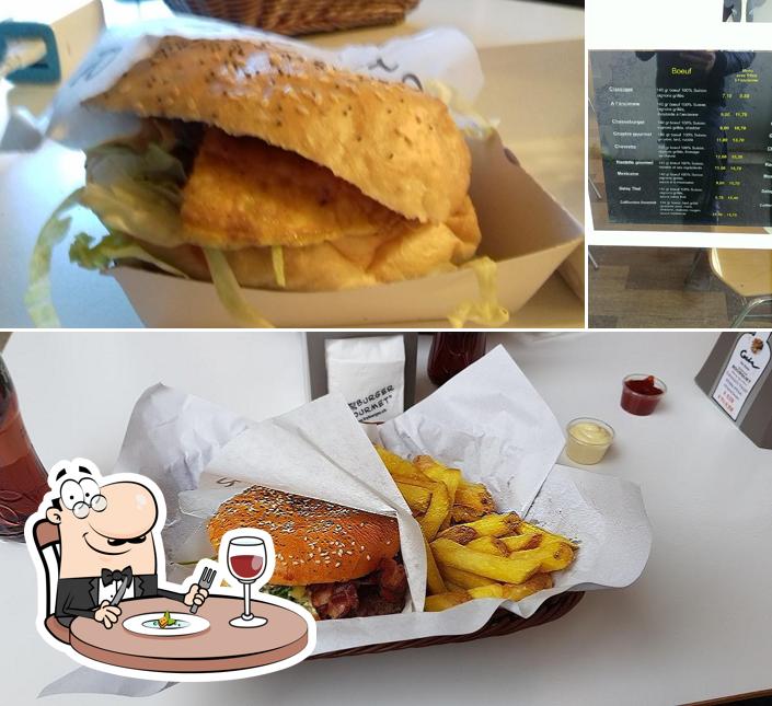 Fry Burger Gourmet si caratterizza per la cibo e esterno