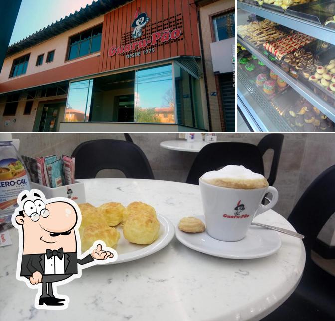 Esta é a ilustração apresentando interior e comida a Guaru Pão Ind. e Com. Ltda