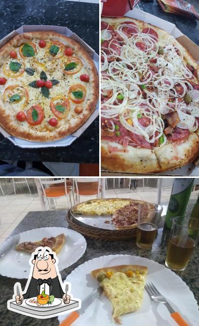 Dê uma olhada a imagem mostrando comida e mesa de jantar a Saborella