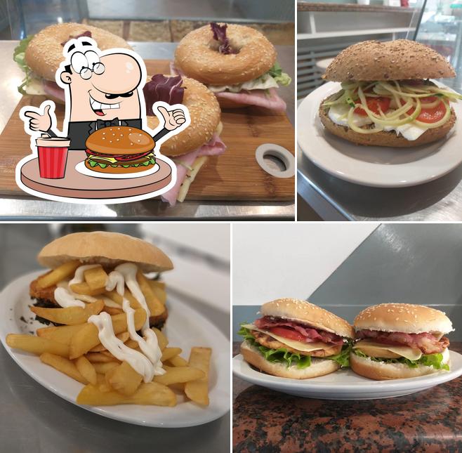 Ordina un hamburger a Bar Snoopy