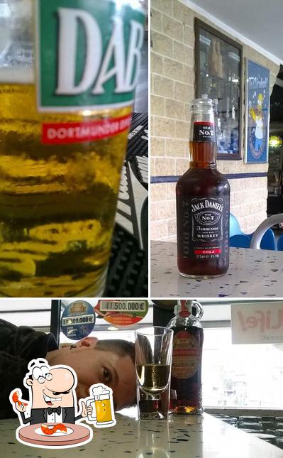 Puoi ordinare un rinfrescante bicchiere di birra chiara o scura