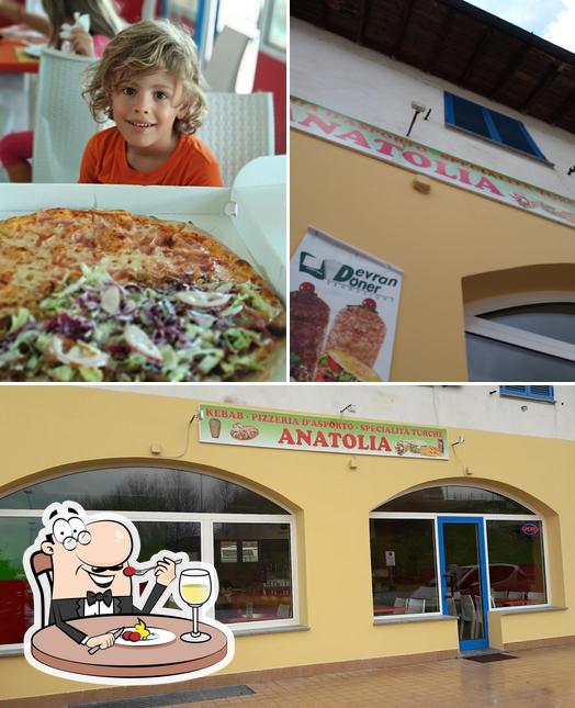 Parmi les diverses choses de la nourriture et la intérieur, une personne peut trouver sur Anatolia Kebab & pizza