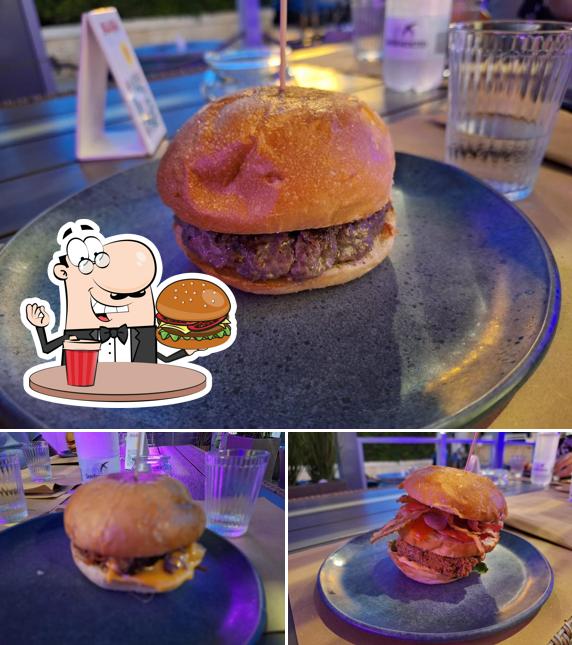 Ordina un hamburger a Bla Bla Secret Bar