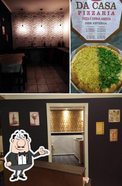 Dê uma olhada a imagem apresentando interior e pizza a Da Casa Pizzaria