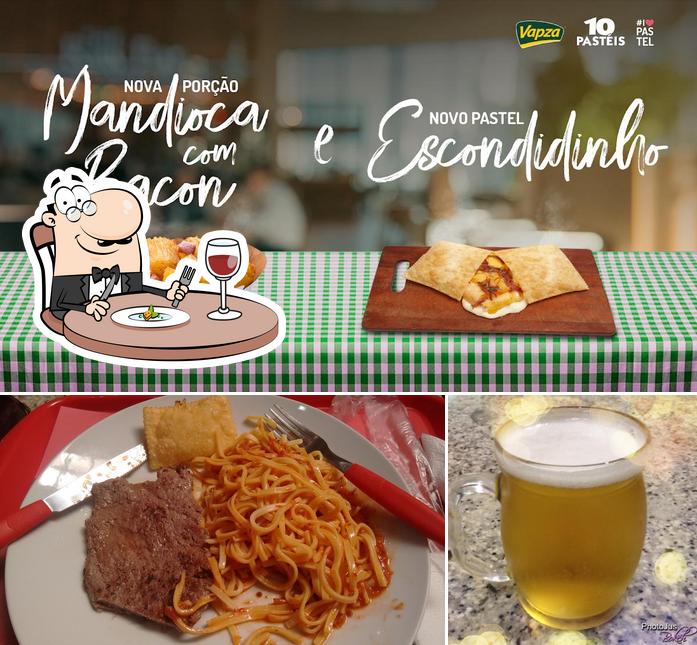 A comida e cerveja do restaurante