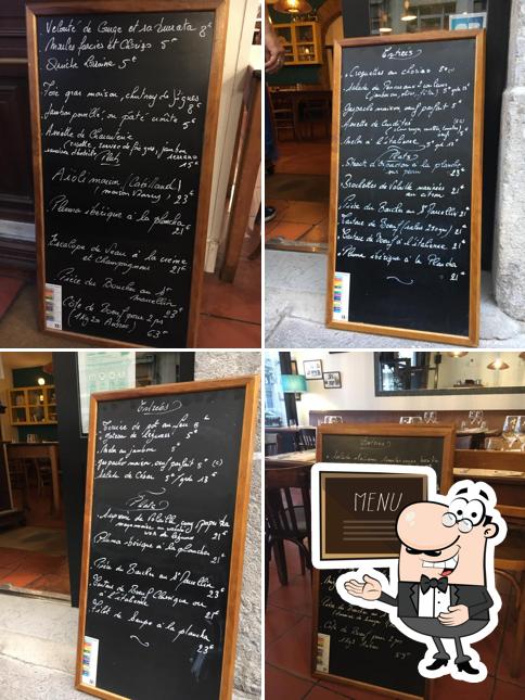 Essayez les plats du jour affichés sur le tableau