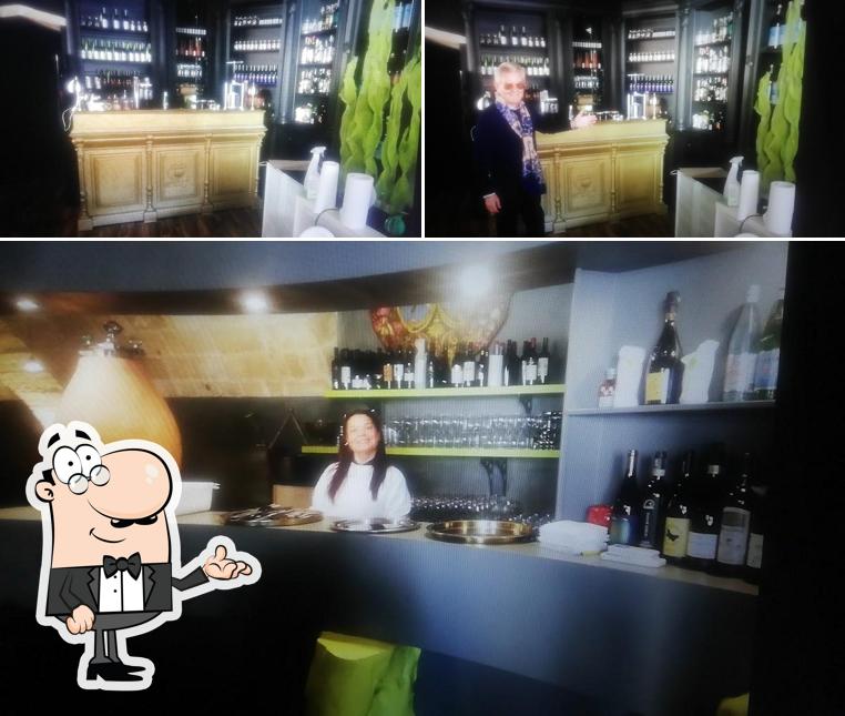 Siediti a un tavolo di Farmacia dei Sani