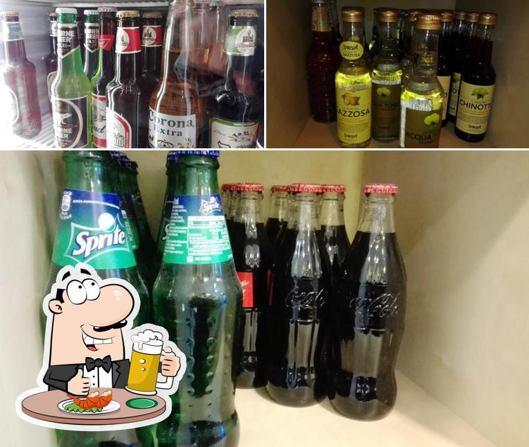 Puoi ordinare un rinfrescante bicchiere di birra chiara o scura