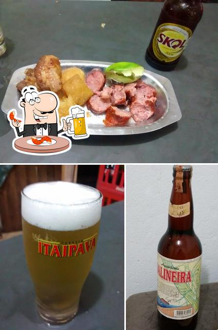 Desfute um copo de cerveja leve ou escura