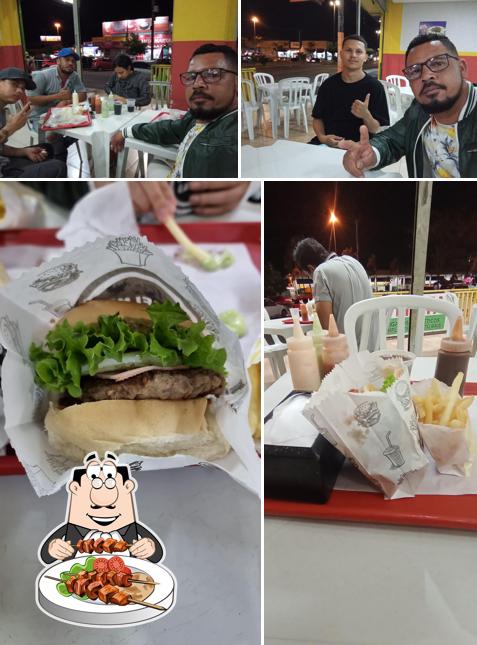 Entre diferentes coisas, comida e interior podem ser encontrados no Rocha Burger