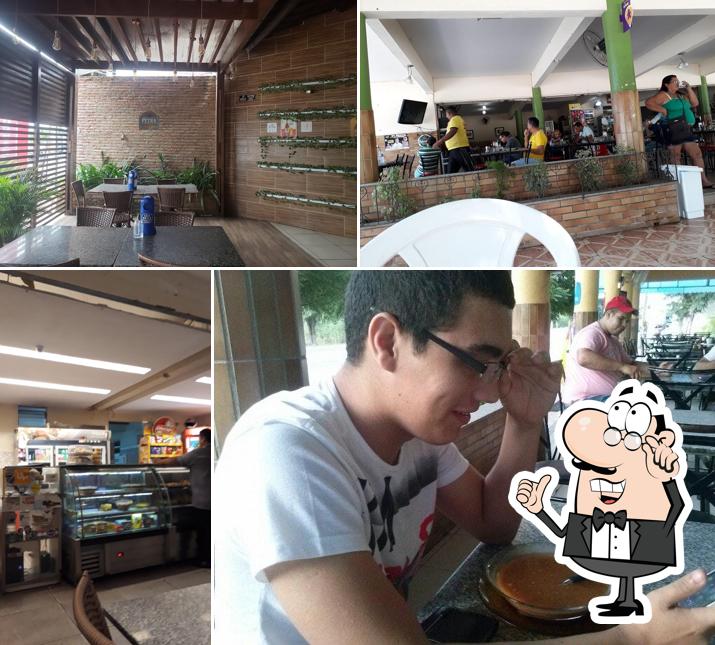 Sente em uma das mesas no Churrascaria O Dotinha