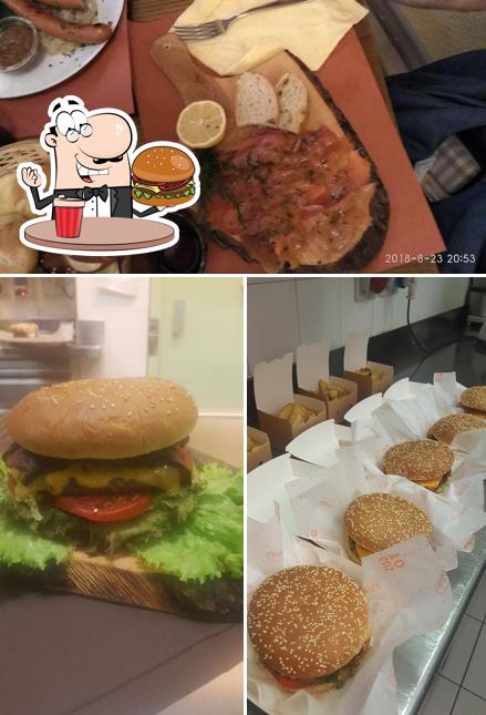 Ordina un hamburger a La Vecchia Cantina Birra E Food