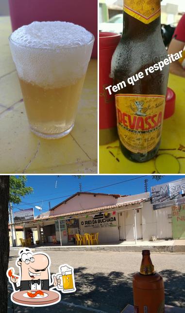 Desfute um copo de cerveja leve ou escura