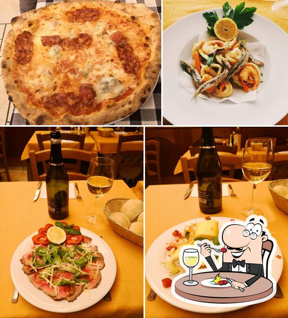 Trattoria Il Cortiletto si caratterizza per la cibo e tavolo da pranzo