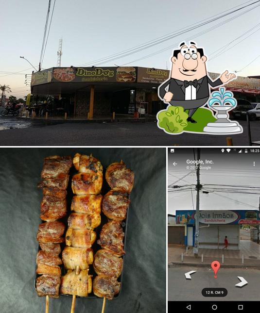 Entre diversos coisas, exterior e comida podem ser encontrados no Espetinho do Dino