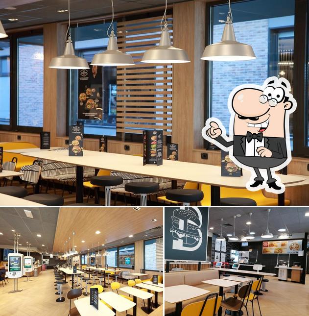 Siediti a un tavolo di McDonald's Trieste Via Flavia