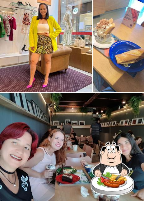 Entre diversos coisas, comida e mesa de jantar podem ser encontrados no Café S/a Anápolis