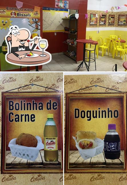 A comida e interior do restaurante