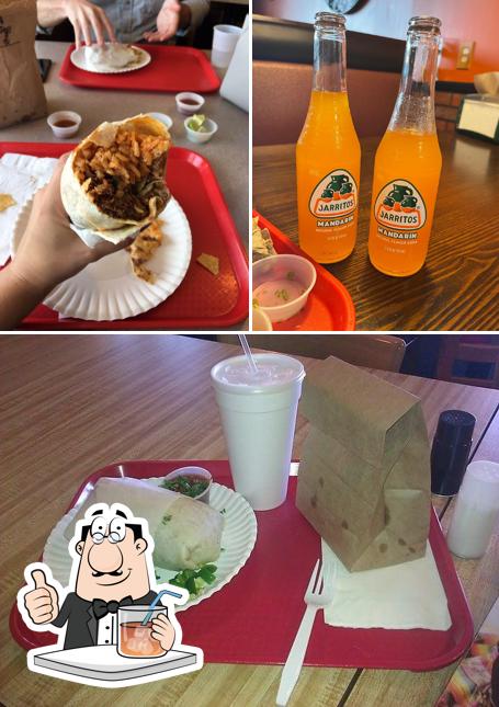 Снимок, на котором видны напитки и столики в Pineda Tacos