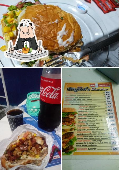 Confira a imagem mostrando comida e cerveja no Bigodes Lanches