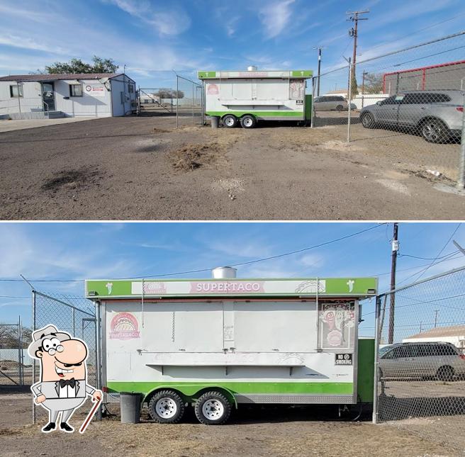 The exterior of Super Taco food truck