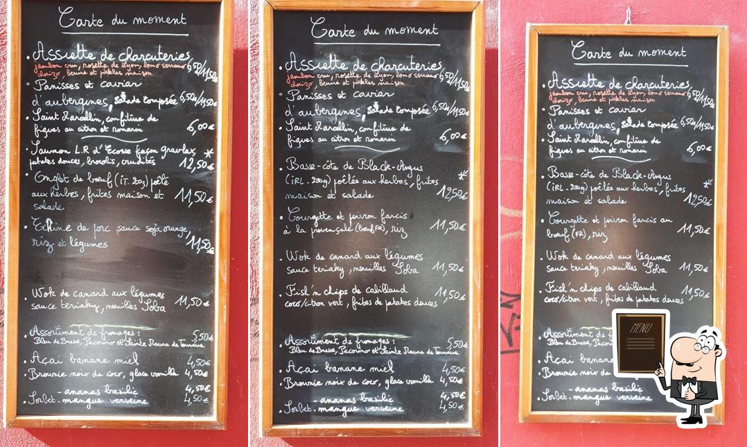 Essayez les plats du jour affichés sur le tableau