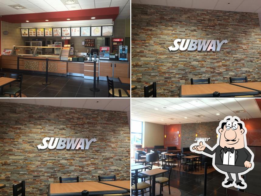 Installez-vous à l'une des tables de Subway