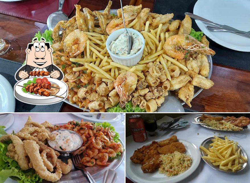 Batatas fritas e peixe e fritas em Restaurante Sandy