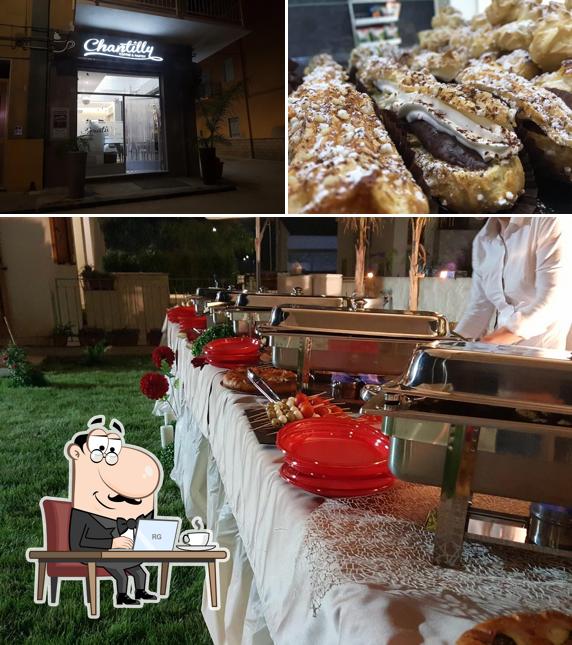 Questa è la immagine che raffigura la interni e cibo di Chantilly