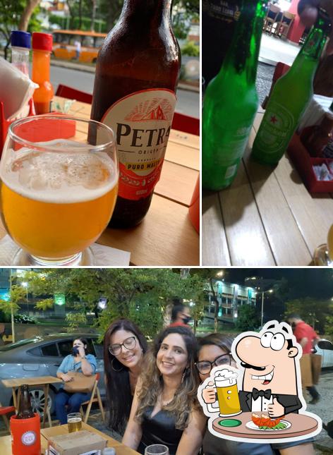 Desfute uma tulipa de cerveja leve ou escura