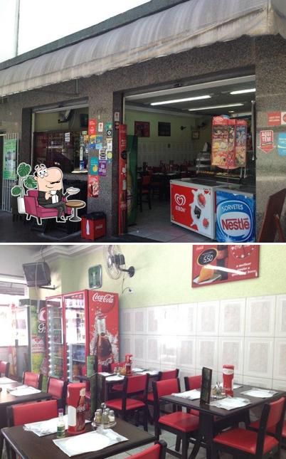 O interior do Divino Burger & Grill