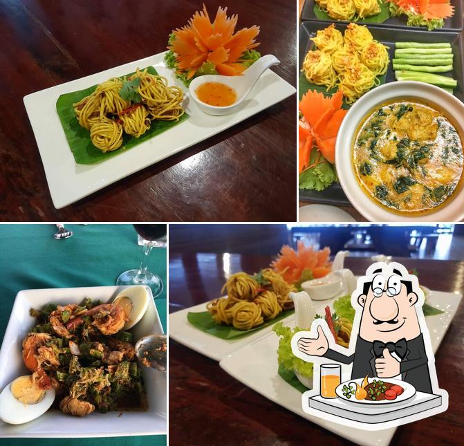 Food at Pha Chom Tawan