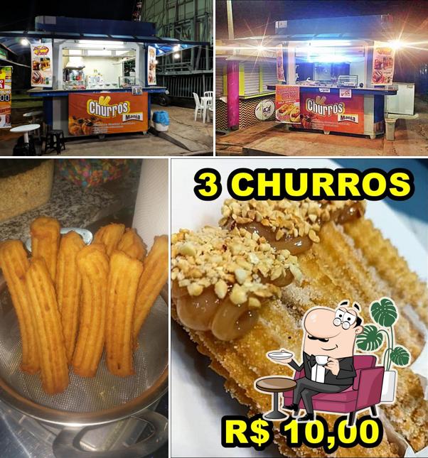 Dê uma olhada a foto mostrando interior e comida a Churros da Praça