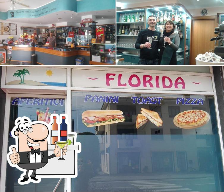 Dai un’occhiata alla immagine che raffigura la bancone da bar e pizza di Bar Florida