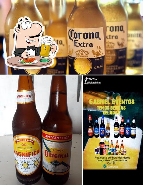 Desfute um copo de cerveja leve ou escura