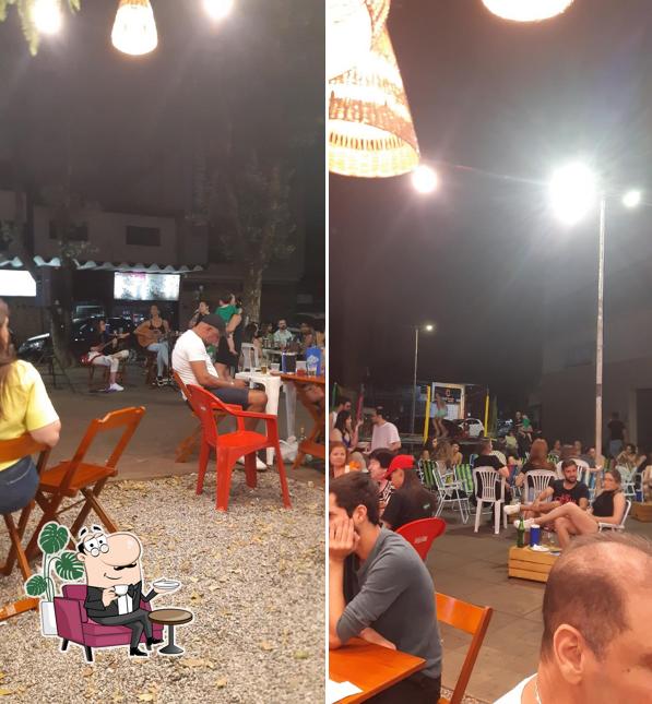 Sente em uma das mesas no Bar da Santa Ipatinga
