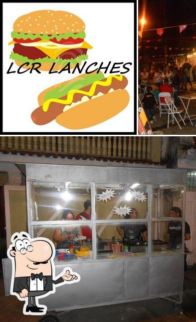 Dê uma olhada a imagem mostrando interior e cidadãos no LCR LANCHES