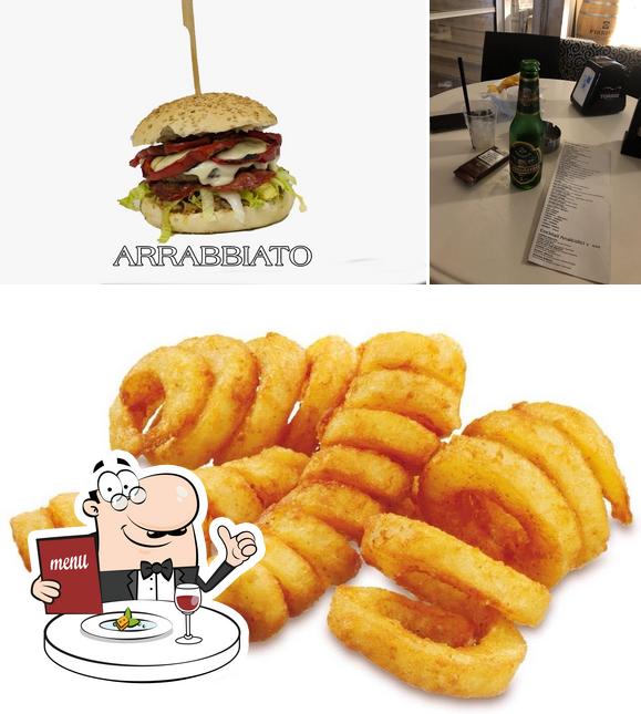 Guarda la foto che mostra la cibo e birra di L'Insolito Posto