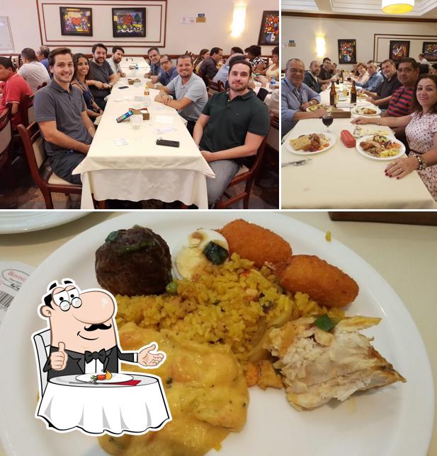 Esta é a imagem ilustrando mesa de jantar e comida no XV de Novembro Fast Grill - Bovinu'S