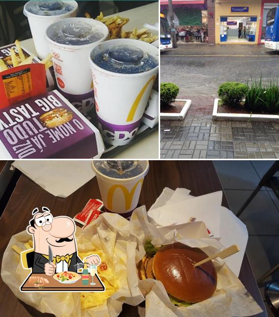 Esta é a foto mostrando comida e exterior no McDonald's