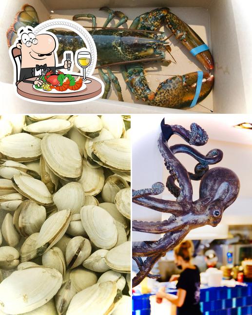 Prenez différents repas à base de fruits de mer servis par RESTAURANT ET POISSONNERIE OLYNICKS - Fruit de Mer - Homard Vivant / Huîtres / Saumon / Moules