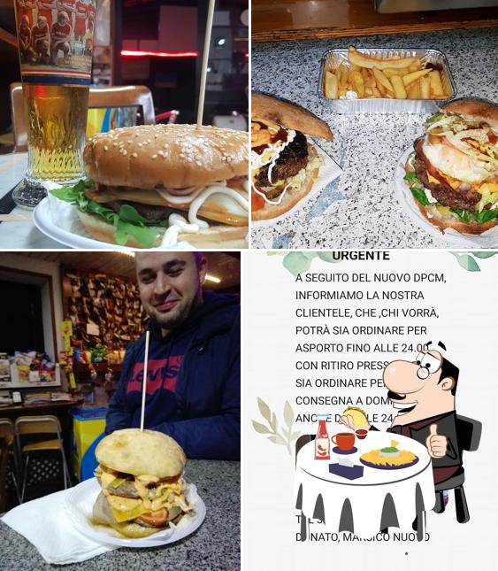 Ordina un hamburger a BAR PUB SAN DONATO(BIRRERIA/PANINOTECA)