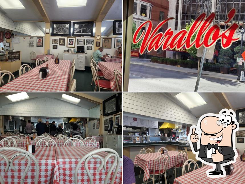 Взгляните на фото ресторана "Varallo's"