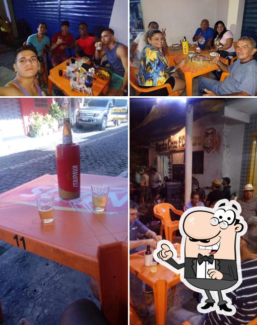 Confira a imagem mostrando interior e mesa de jantar no Bar do Beto